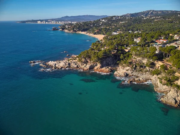 Foto aérea sobre la costa de la Costa Brava, cerca de la pequeña ciudad Palamos de España — Foto de Stock