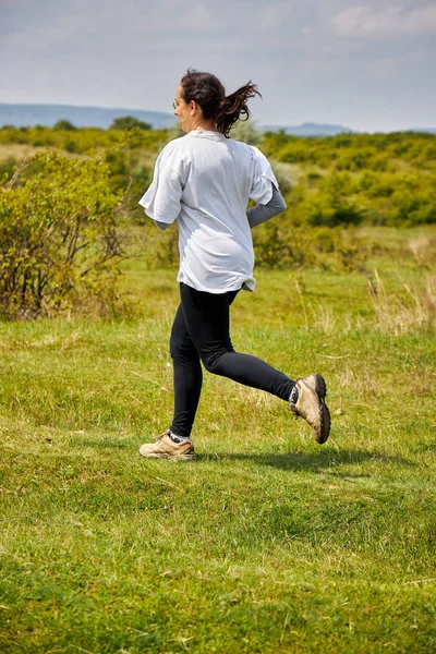 Espagnole femme courir sur prairie — Photo
