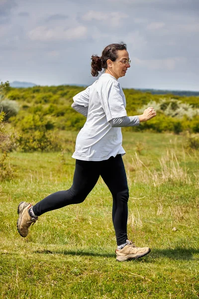 Spaanse vrouw die op weide loopt — Stockfoto