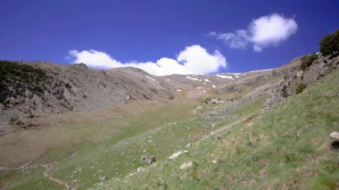 Katalonya, İspanya'da Pyrenees dağlarında Nuria Vadisi yakınlarındaki bir vadiden zaman atlamalı görüntüler