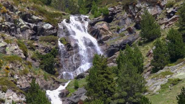 ヌリアの谷の近く スペインのピレネー山脈の大きな滝 — ストック動画