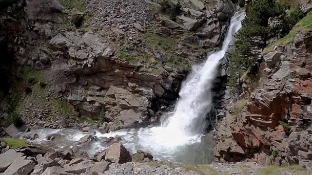 Duży Wodospad Hiszpańskich Pirenejach Pobliżu Doliny Nuria Zwolnionym Tempie — Wideo stockowe
