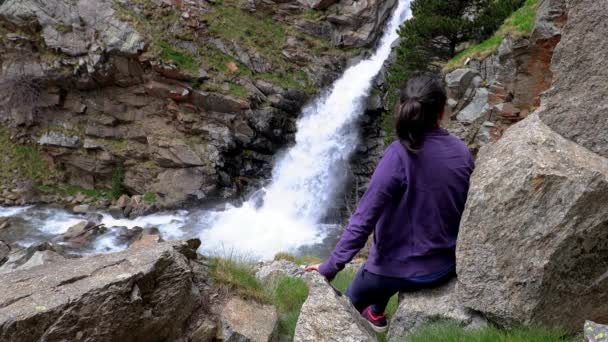 Grote Waterval Spaanse Pyreneeën Buurt Van Vallei Van Nuria — Stockvideo