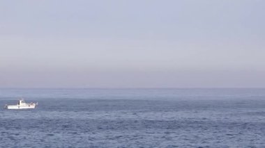 İspanyol Costa Brava okyanusta küçük tekne