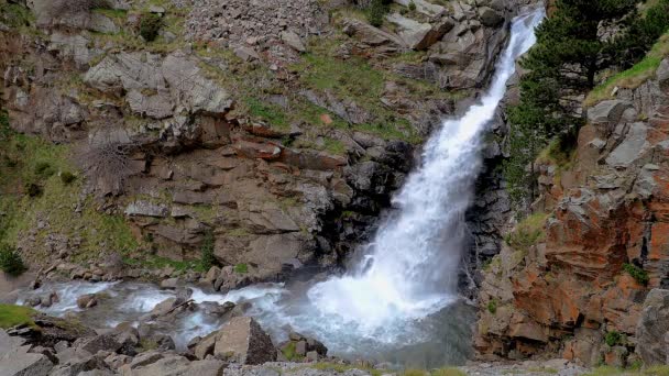 Velký vodopád ve španělských Pyreneesské horách, poblíž údolí Nuria