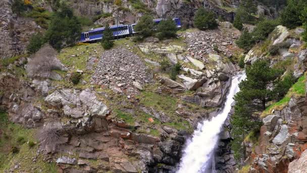 Grote Waterval Spaanse Pyreneeën Met Bergtrein Vallei Van Nuria — Stockvideo