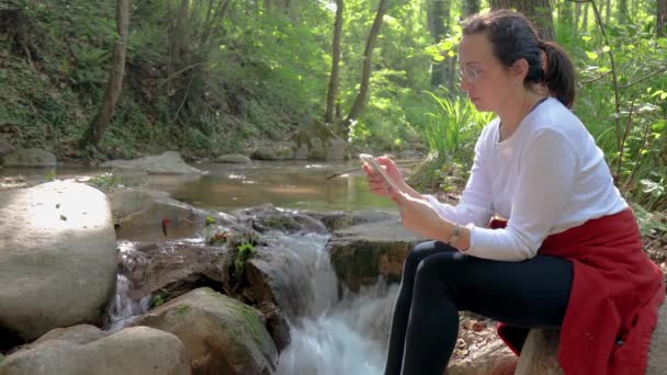 Cep Telefonu Ile Nehir Kıyısında Spanyol Kadın — Stok video