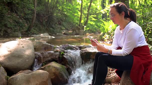 Spaanse Vrouw Oever Van Rivier Met Mobiele Telefoon Cinemagraph — Stockvideo