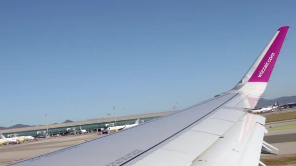 Luftaufnahmen Aus Fenstern Eines Wizzair Flugzeugs Flughafen Barcelona 2019 — Stockvideo