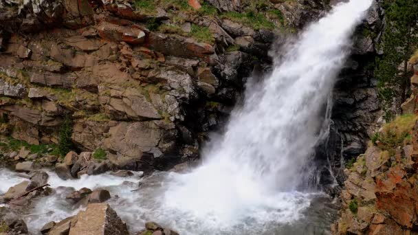 Красивая Вуаль Каскадный Водопад Косматые Породы Долине Нурия Каталонии Испания — стоковое видео