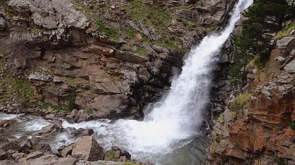 Красивая Вуаль Каскадный Водопад Косматые Породы Долине Нурия Каталонии Испания — стоковое видео