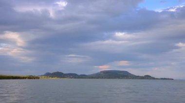 Balaton Gölü üzerinde etkileyici fırtına bulutları, Macaristan, zaman atlamalı görüntüleri