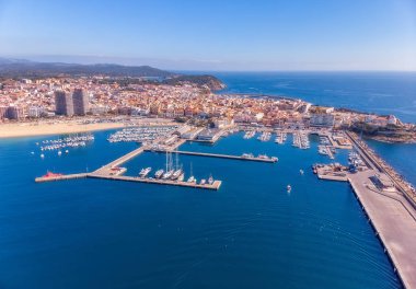 Costa Brava küçük İspanyol kasabası Palamos havadan drone resmi