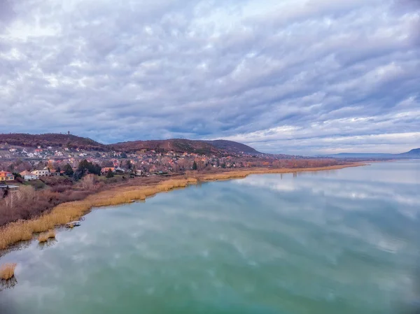 ハンガリーのバラトン湖に素敵な雲の反射、ドローンの写真 — ストック写真
