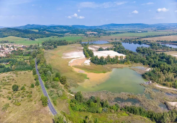 Luftbild einer Drohne von Seen in der Nähe des Balaton in Ungarn, in der Nähe des Dorfes Salfold — Stockfoto