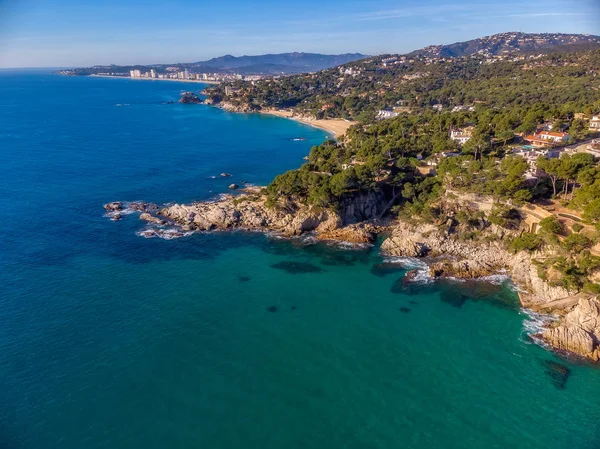 Drone foto sobre la costa de la Costa Brava cerca de la pequeña ciudad de Palamos de España — Foto de Stock