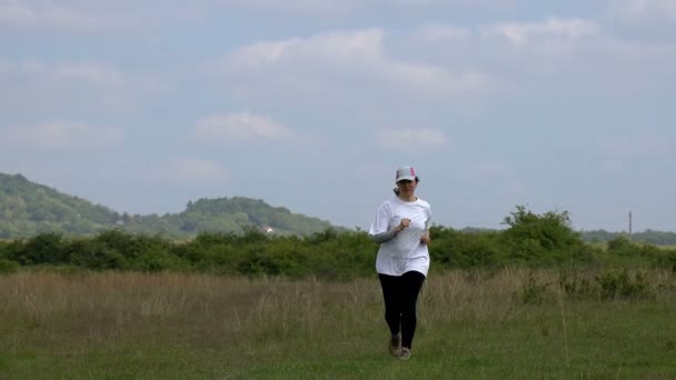 Jolie Femme Courant Comme Récréation Sur Prairie Printemps — Video