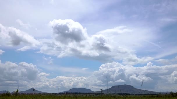 Beeindruckende Gewitterwolken Über Der Wiese Zeitraffer Aufnahmen — Stockvideo