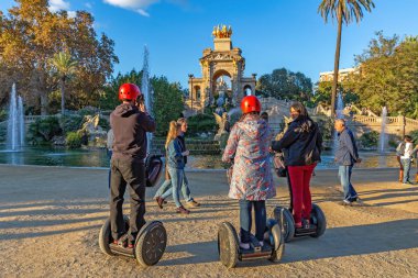 İnsanlar İspanya Barselona modern elektrikli segway araç ile gezi yapmak. 11. 06. 2016 İspanya