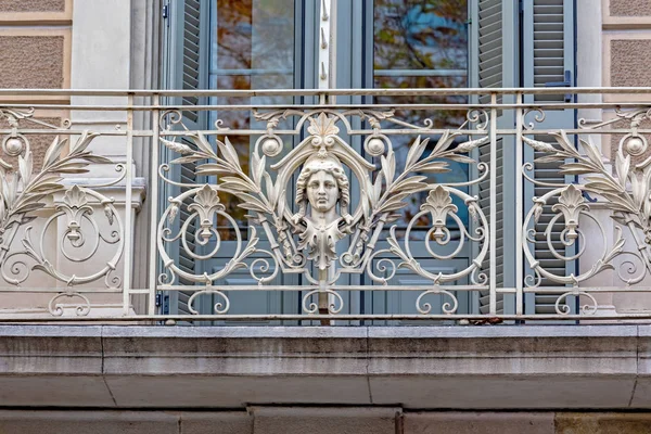 Interesantes balcones de Barcelona en España — Foto de Stock