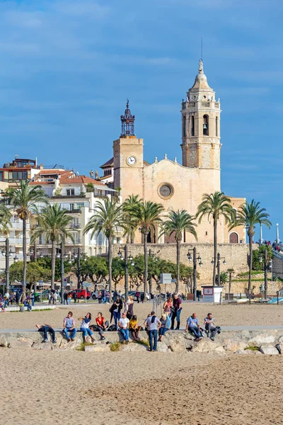 Gente en el paseo marítimo en el pequeño pueblo español, Sitges. 11. 13. 2016 España — Foto de Stock