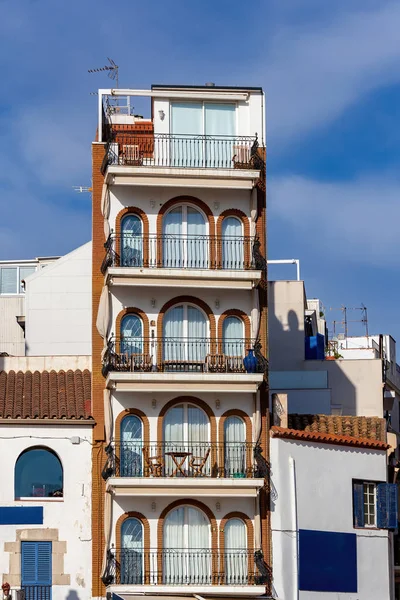 Interessante balkone aus kleinem dorf in der nähe von barcelona, befindet sich in spanien — Stockfoto