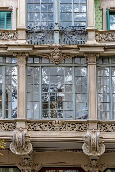 Interesantes balcones de Barcelona en España — Foto de Stock