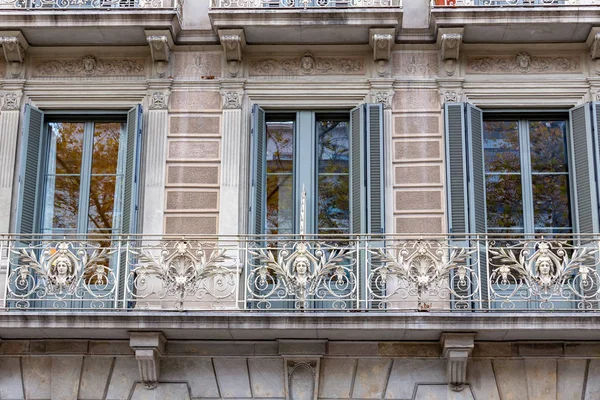 Interesantes balcones de Barcelona en España — Foto de Stock