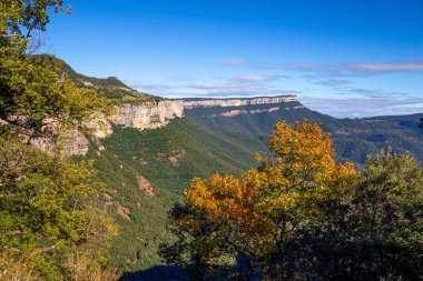 Katalonya'da küçük köy Rupit yakınlarındaki güzel İspanyol dağ manzara