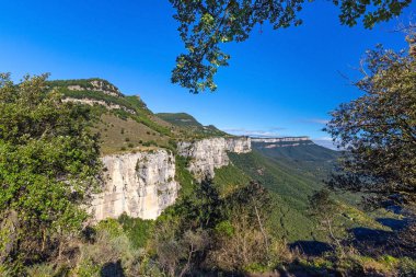 Katalonya'da küçük köy Rupit yakınlarındaki güzel İspanyol dağ manzara