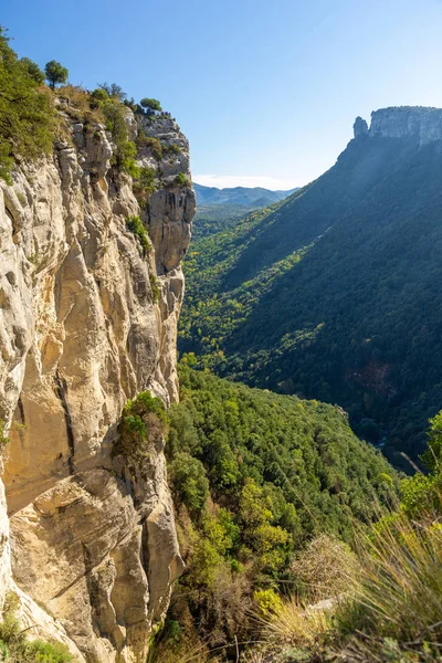 Katalonya'da küçük köy Rupit yakınlarındaki güzel İspanyol dağ manzara — Stok fotoğraf