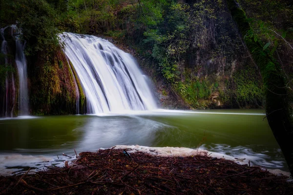 Cachoeira grande bonita na Espanha, na Catalunha, perto da pequena aldeia Les Planes de Hostoles — Fotografia de Stock