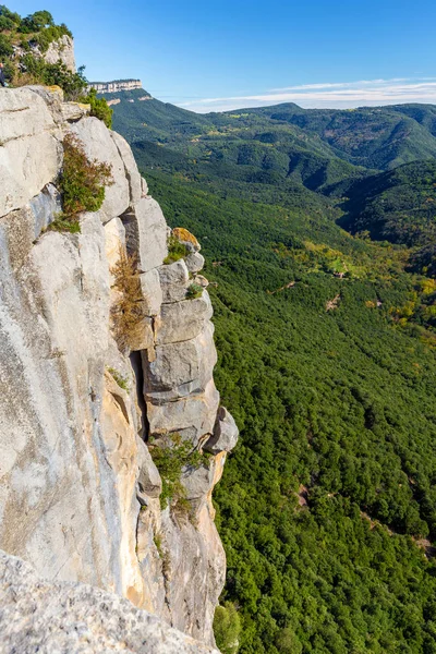 Katalonya'da küçük köy Rupit yakınlarındaki güzel İspanyol dağ manzara — Stok fotoğraf