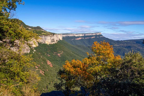 Wunderschöne spanische Berglandschaft in der Nähe des kleinen Dorfes Rupit in Katalonien — Stockfoto