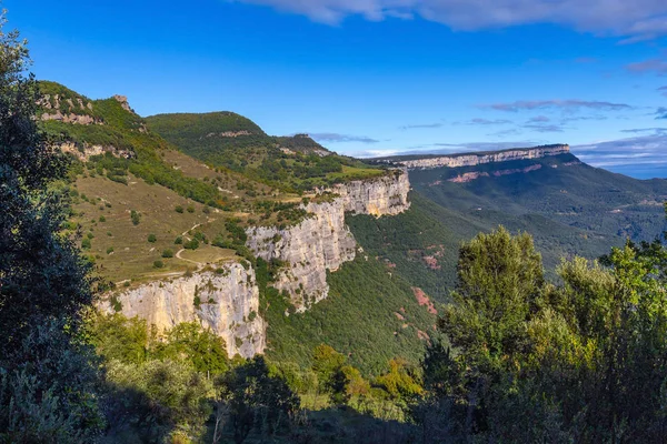 Όμορφο ισπανικό ορεινό τοπίο κοντά στο μικρό χωριό Rupit στην Καταλονία — Φωτογραφία Αρχείου