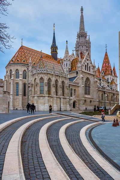 Matthias Church é uma igreja católica romana localizada em Budapeste, Hungria, em frente ao Bastião dos Pescadores — Fotografia de Stock