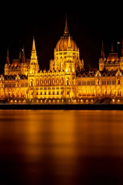 बुडापेस्ट, हंगेरीची राजधानी पासून सुंदर, प्रसिद्ध संसदेचे लांब प्रदर्शन रात्री चित्र — स्टॉक फोटो, इमेज