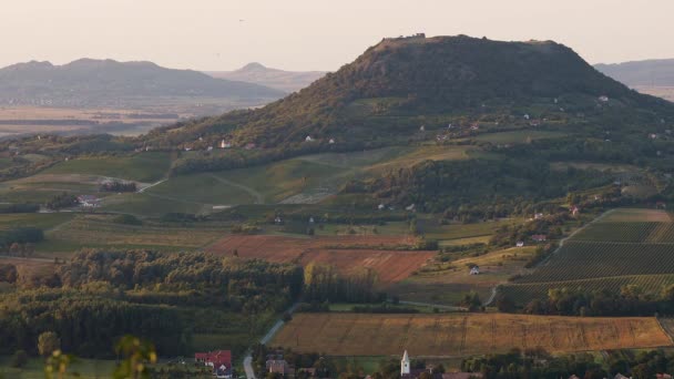 Schöner Ungarischer Sonnenuntergang Mit Alten Vulkanen Der Nähe Des Balatons — Stockvideo