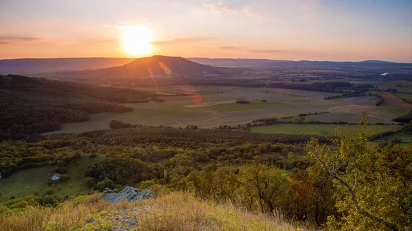 Hermoso atardecer húngaro con antiguos volcanes cerca del lago Balaton — Foto de Stock