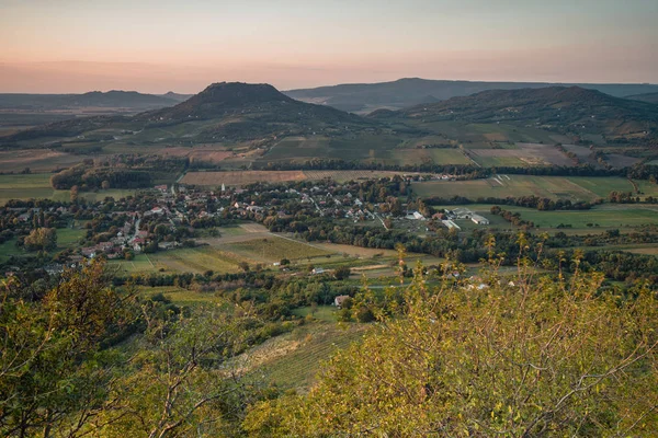 Beau coucher de soleil hongrois avec de vieux volcans près du lac Balaton — Photo