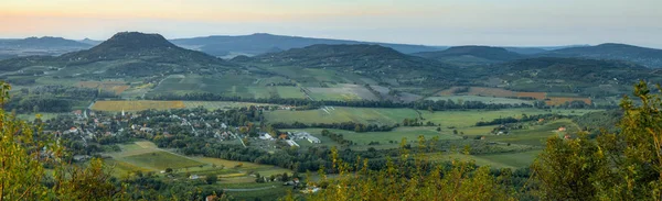 Beautiful Hungarian evening with old volcanoes near the lake Balaton — Stock Photo, Image