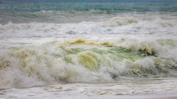 Grande onda oceanica dopo tempesta — Foto Stock