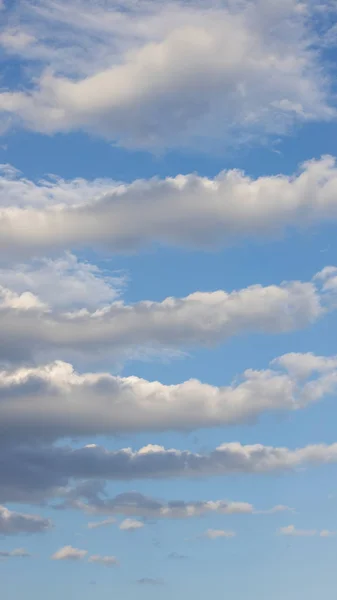 Nuvens brancas agradáveis e céu azul — Fotografia de Stock