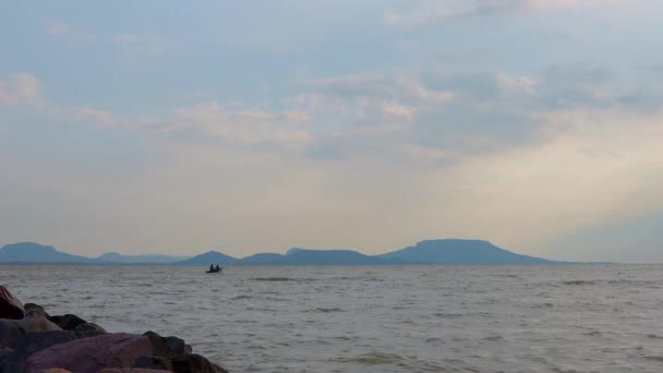 Ochtendscène Het Balatonmeer Van Hongarije Met Vissersboot — Stockvideo