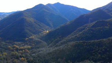 İspanya 'dan güzel bir dağ, Katalonya' daki köy sahibi, insansız hava aracı görüntüsü.