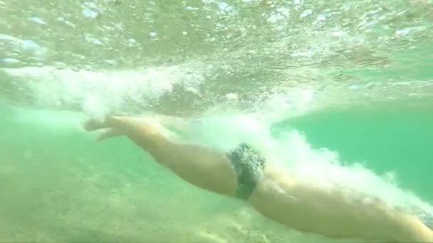 Jongeman Springen Het Water Het Strand Costa Brava Van Spanje — Stockvideo