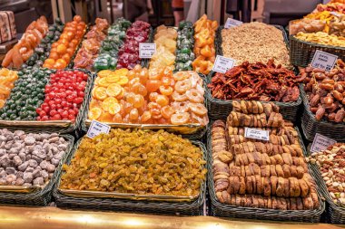 İspanya 'nın Barselona kentindeki ünlü Boqueria pazarında şekerli meyveler