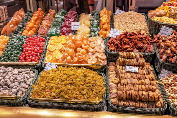 İspanya 'nın Barselona kentindeki ünlü Boqueria pazarında şekerli meyveler — Stok fotoğraf