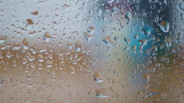 Bardaktan boşanırcasına yağmur yağıyor.