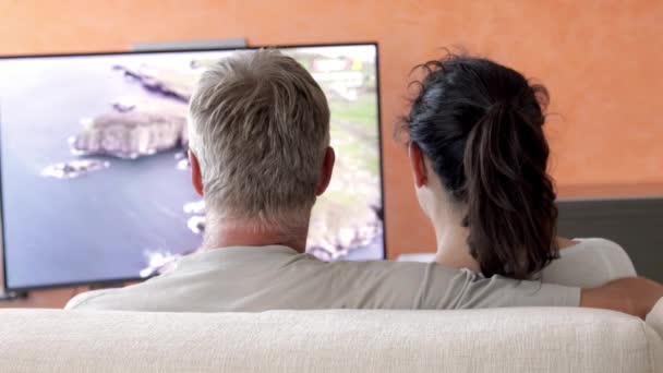 Paar Mittleren Alters Sitzt Hause Vor Dem Fernseher Auf Dem — Stockvideo